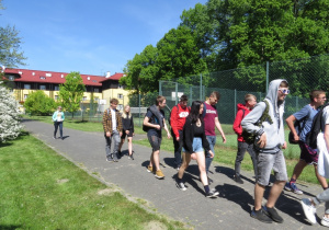 Uczniowie idą ścieżką w Arboretum
